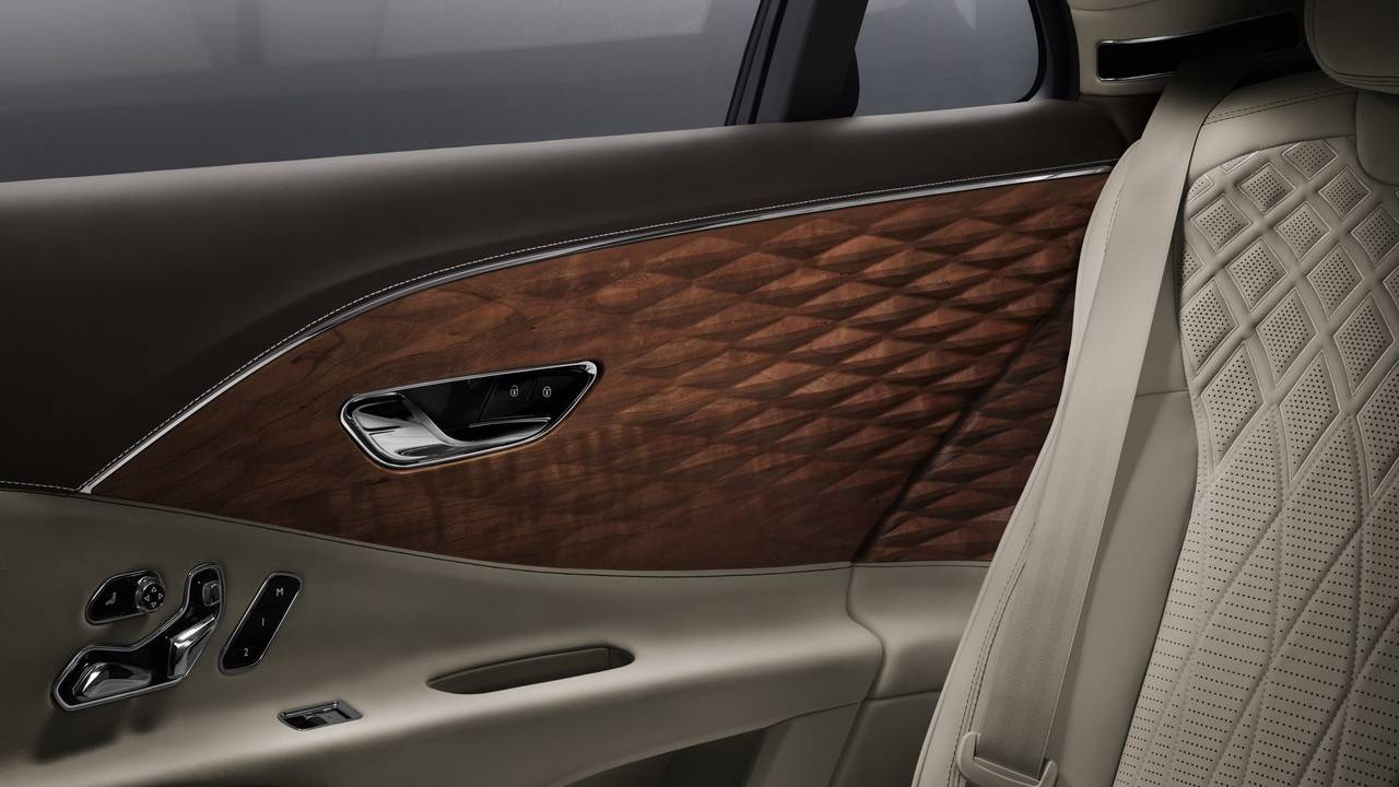 Bentley yeni Flying Spur’da bir ilke daha imza attı