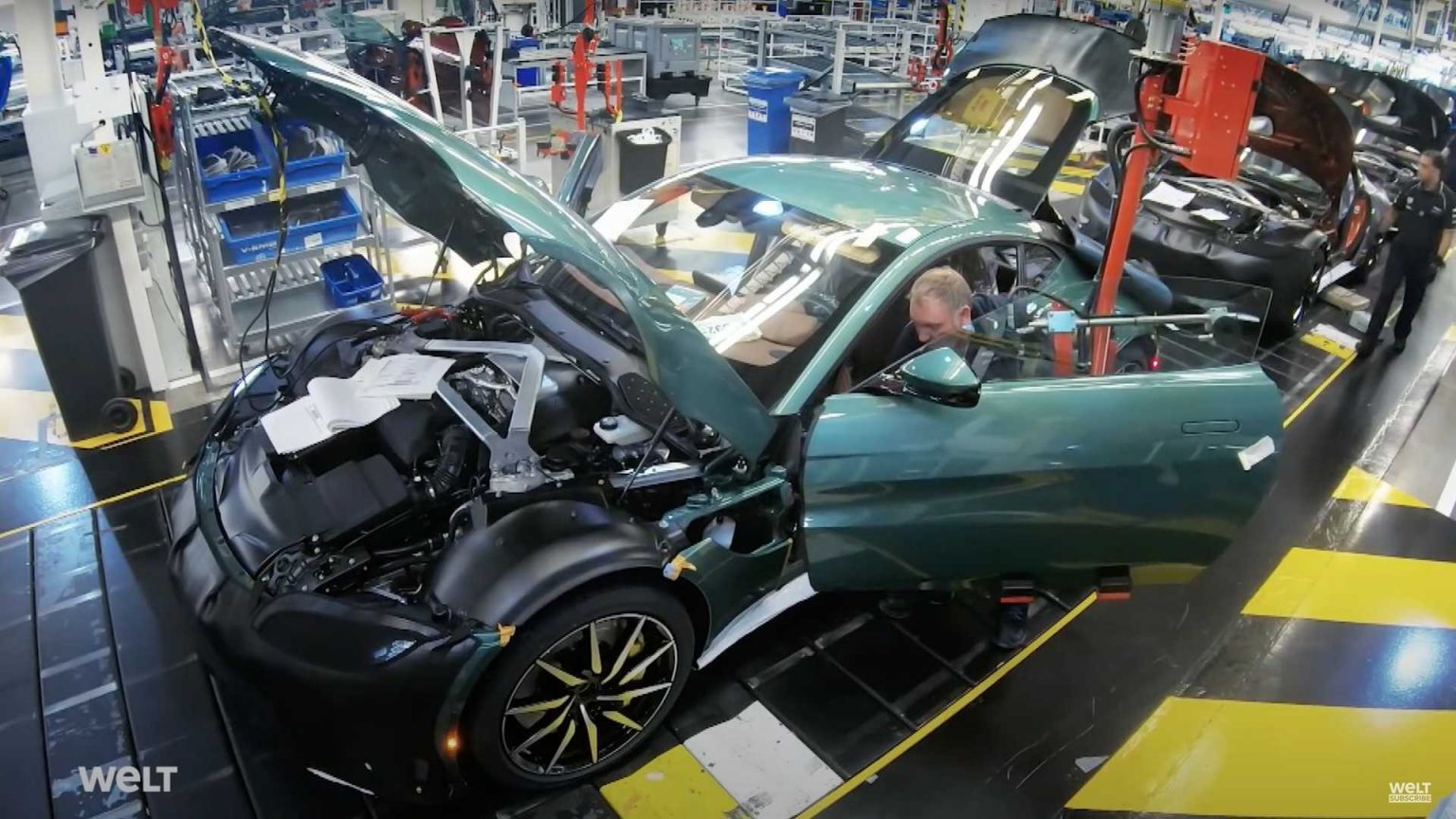 Aston Martin fabrikasında belgeseli çekildi: V8 Vantage işte böyle üretiliyor