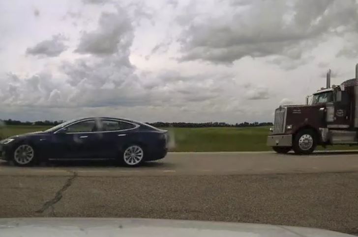 Tesla sürücüsüne 150 km/s ile giderken uyuduğu için ceza kesildi