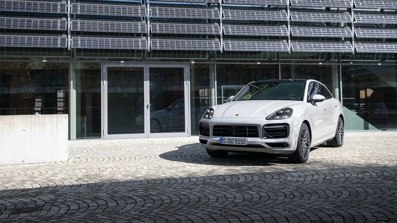 Porsche Cayenne E-Hybrid modelinin elektrikli menzil değerini yükseltti