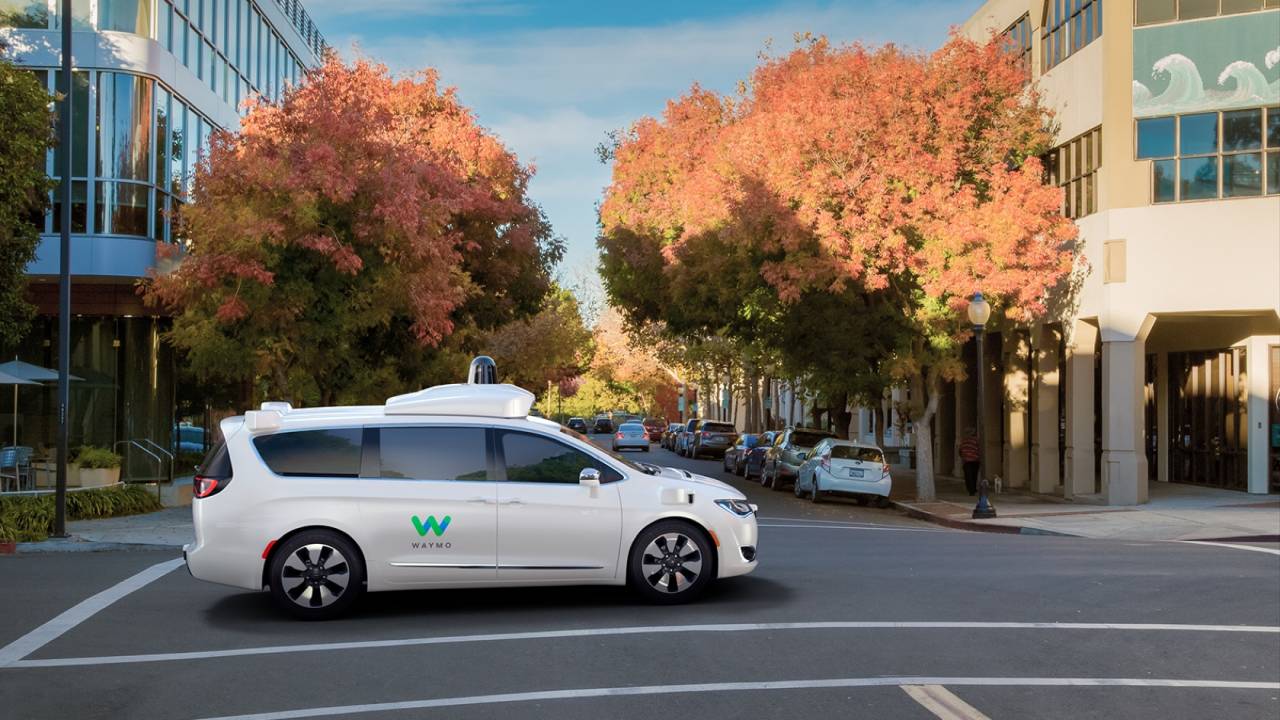 Waymo sürücüsüz araçlarıyla yolcu taşımaya resmen başladı