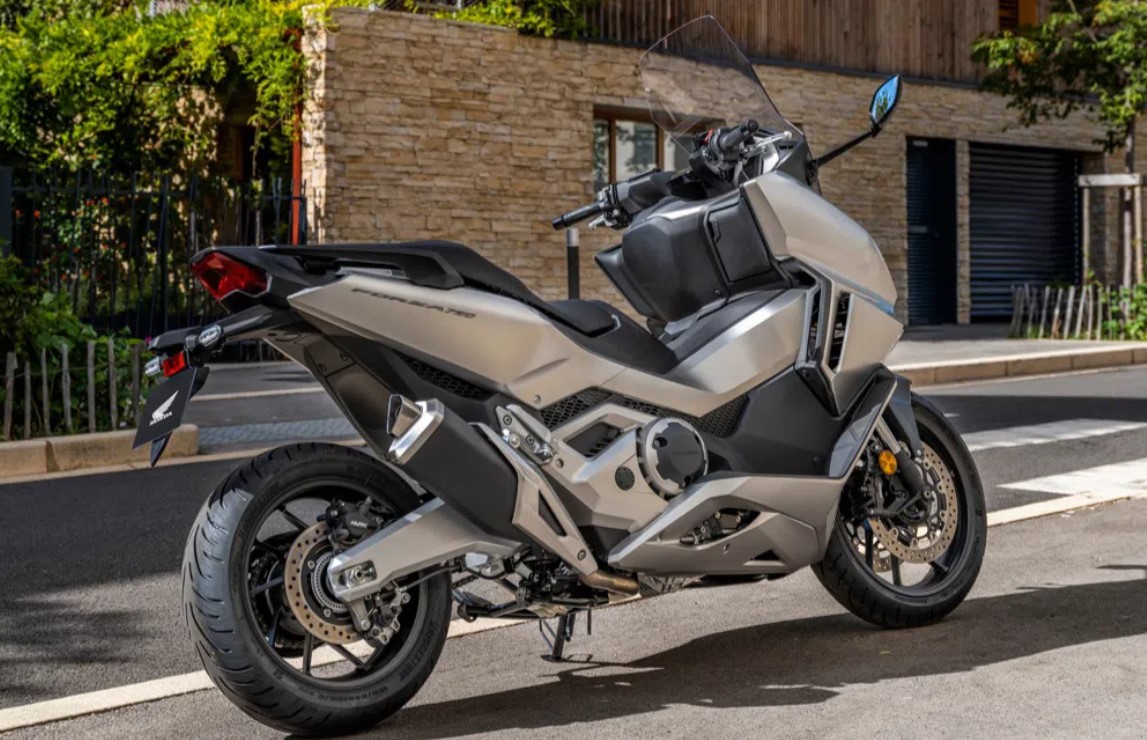Honda Forza 750 motosiklet