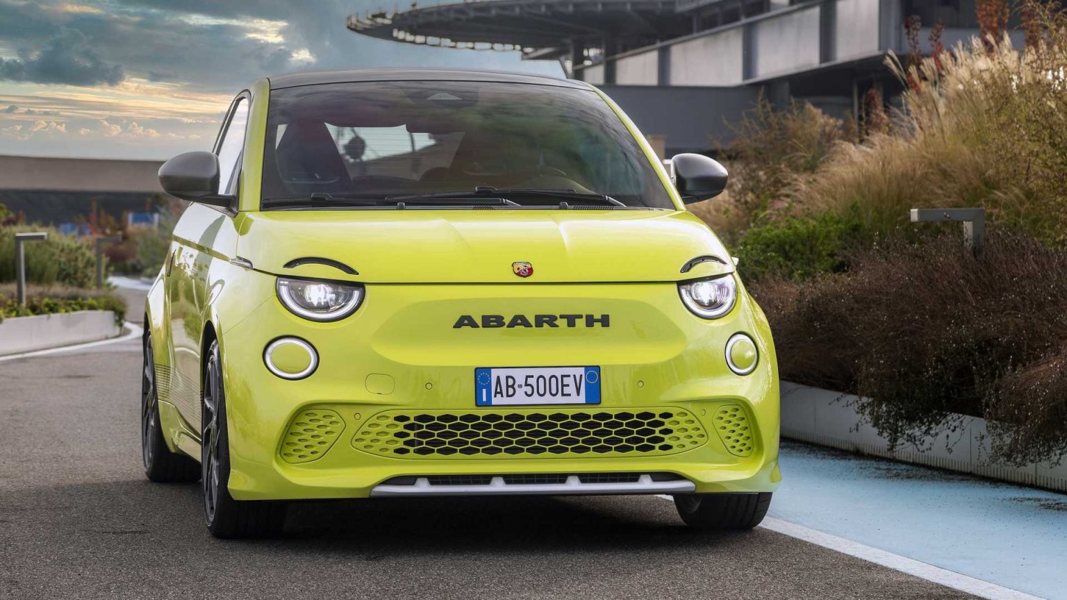 2023 Abarth 500e Tanıtıldı! Özellikleri Neler? 2023 abarth 500e 4